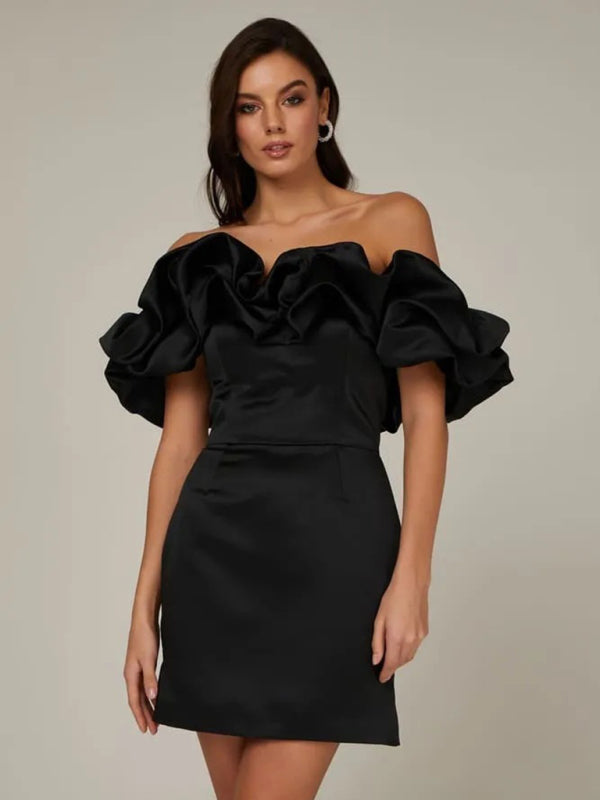 Elegant Satinklänning med Volang, Off-Shoulder Mini för Fest | Eva Jonsson-Eva Jonsson